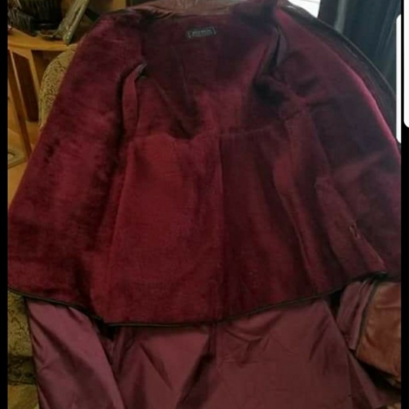 (SOLD) VINTAGE RED LEATHER TRENCH COAT WITH BELT! - Picture 5 of 8